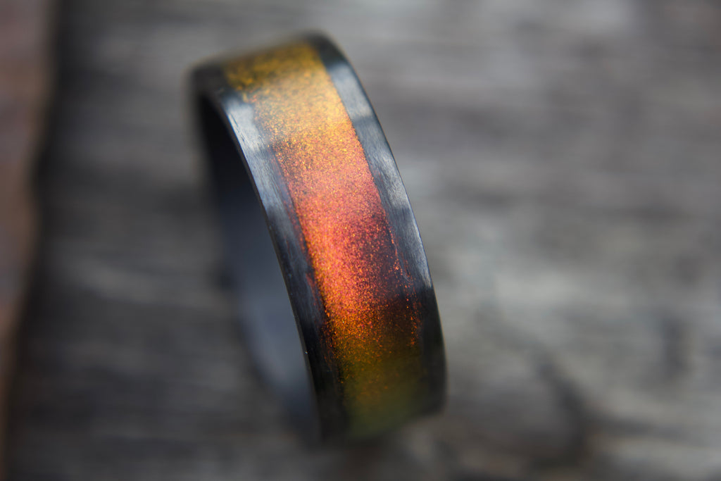 Black carbon fibre ring with a red iridescent colour